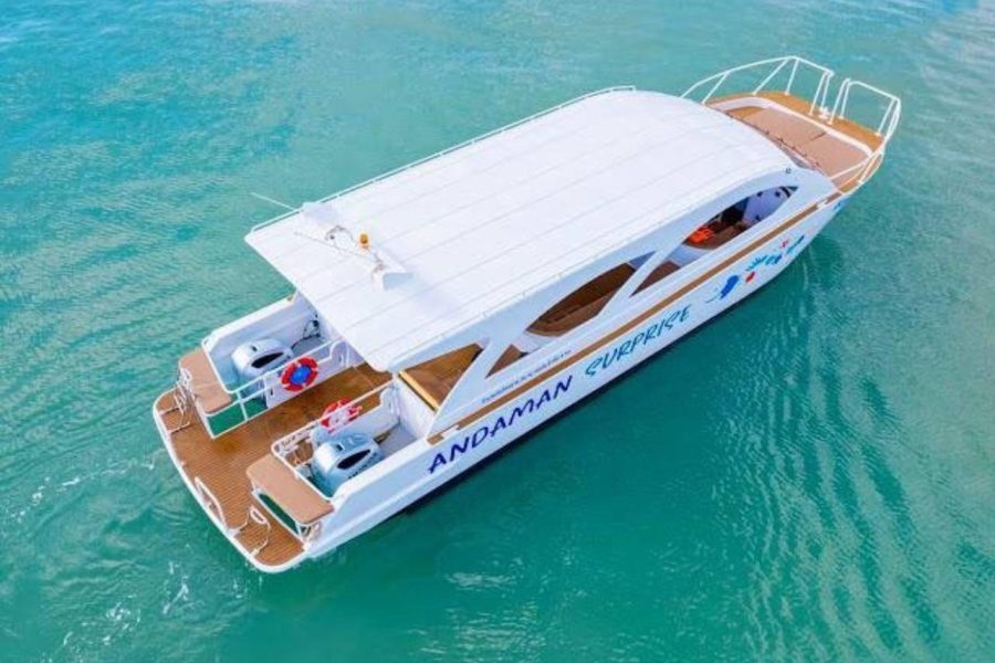 James Bond Surprise Catamaran – Premium